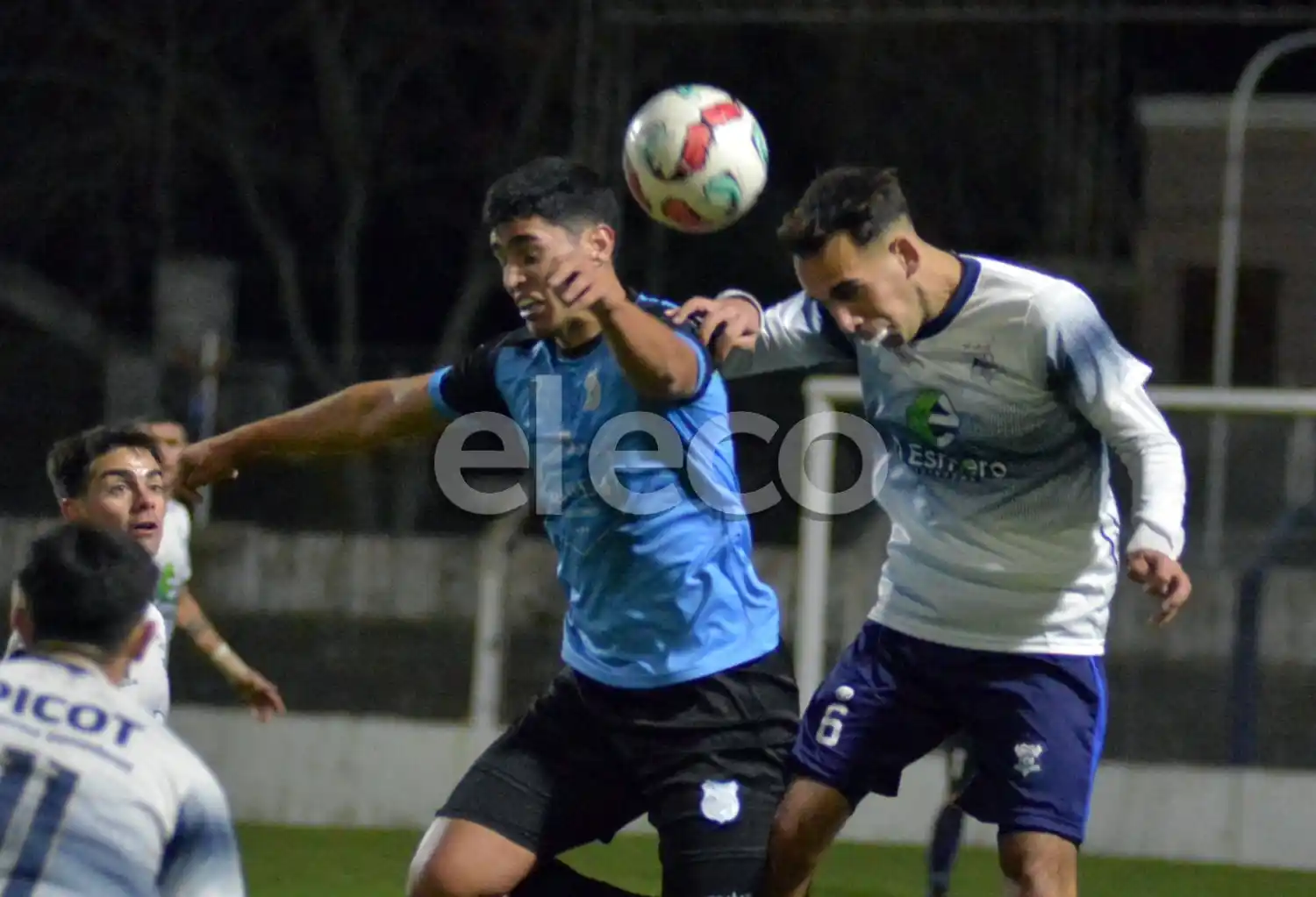 La lucha en el juego aéreo es entre Vega y Guillenea.
