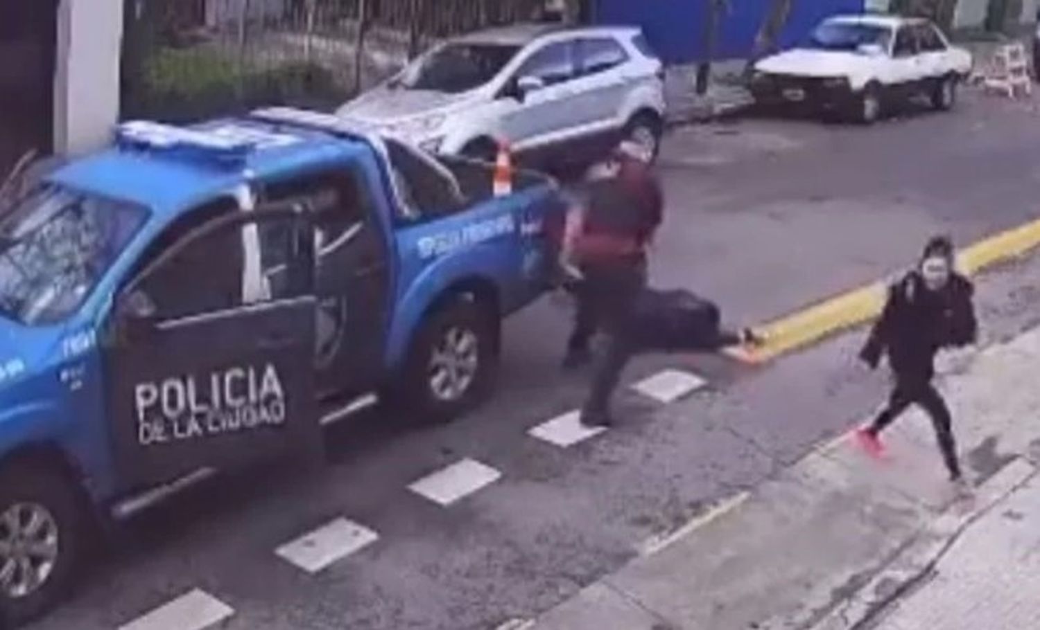 Video: perseguía armado a su ex en Buenos Aires y la policía lo baleó en plena calle