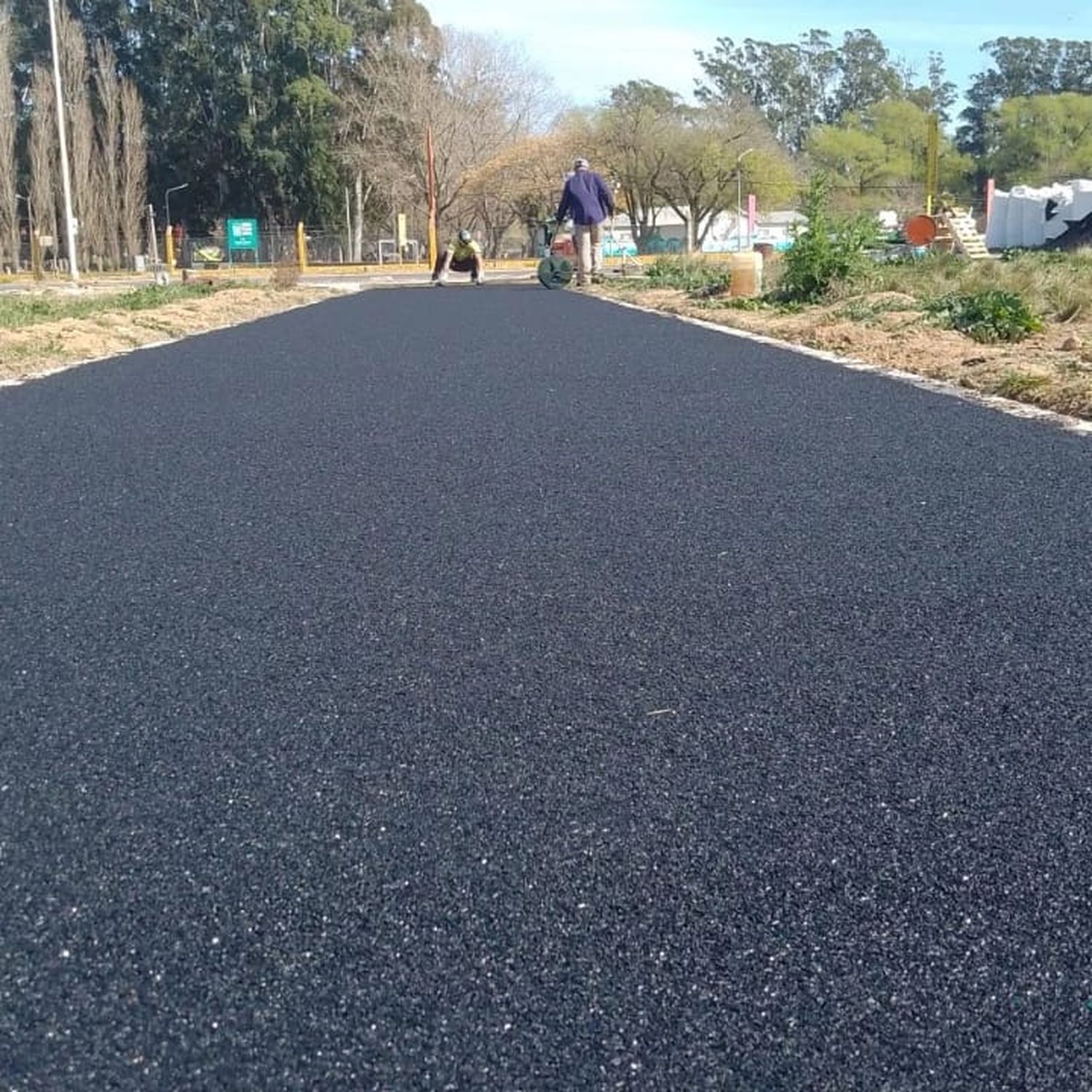 La obra de la pista de atletismo entró en su etapa final. Comenzaron a colocar el piso y planifican inaugurarla a fines de octubre.