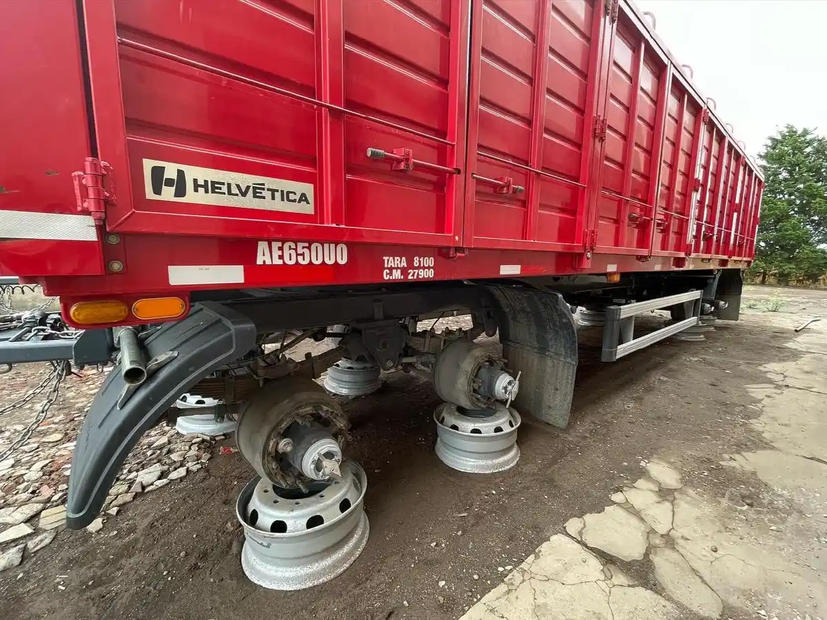 Audaz robo de 18 ruedas de camiones a una empresa de transporte en un campo