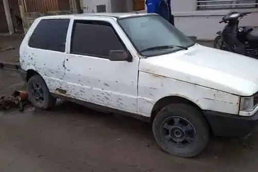 Sustraen una moto de una casa y se llevan un auto estacionado