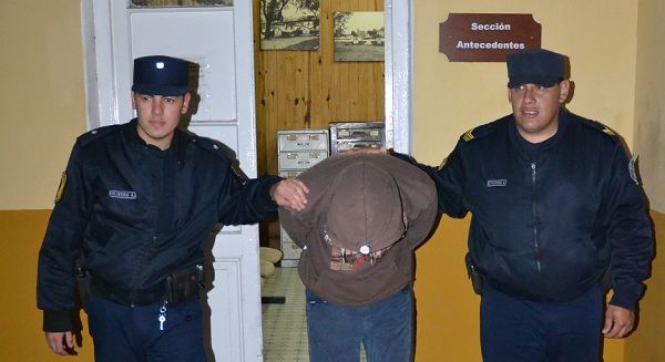 Destrozó la casa de su madre y agredió a los policías que lo detuvieron
