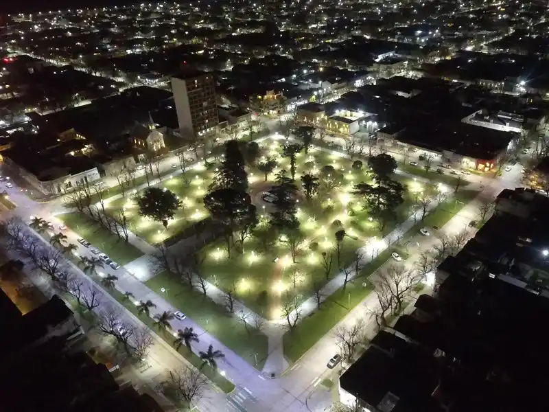 Así luce la plaza 9 de Julio, totalmente iluminada.