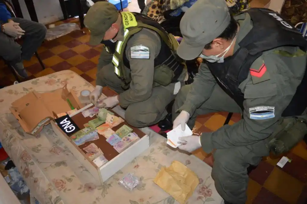 Personal de Gendarmería Nacional en uno de los domicilio allanados 