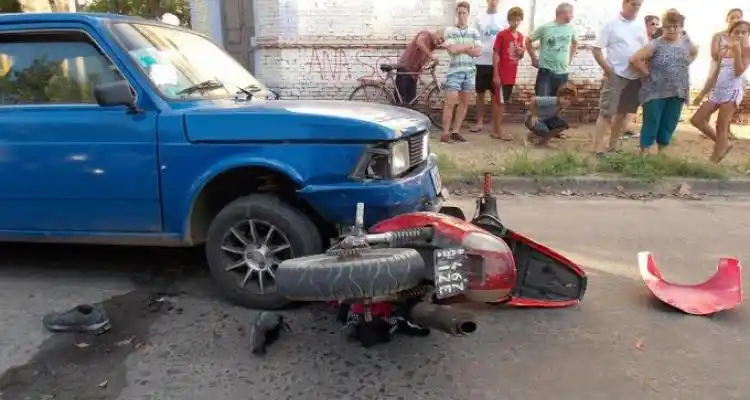 Violento accidente: Dos jóvenes heridos