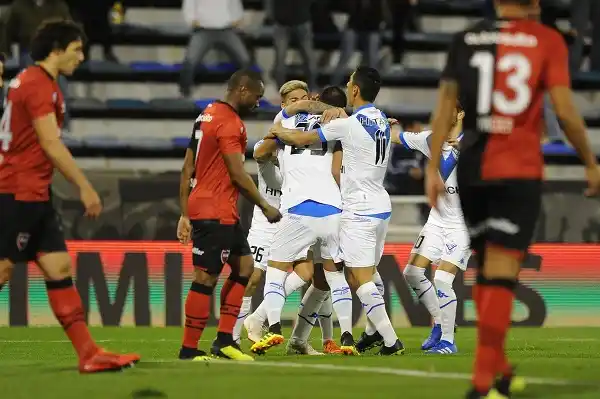 Vélez fue eficaz y venció a Newell's en el estreno de la Superliga