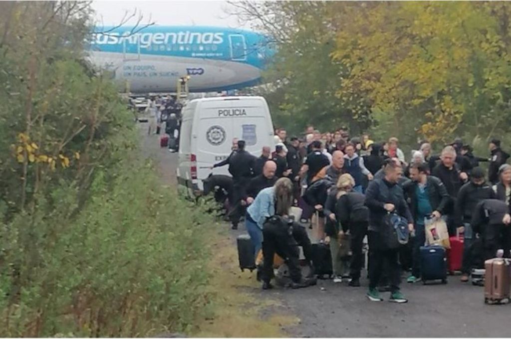 Amenaza de bomba en Ezeiza: evacuaron un avión con destino a Miami