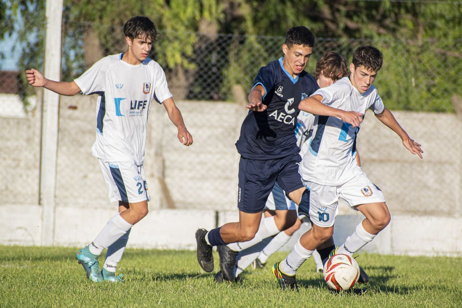 FOTO NACHO CORREA Viola (2) y Argoytía (10), en acción durante el partido de ayer.