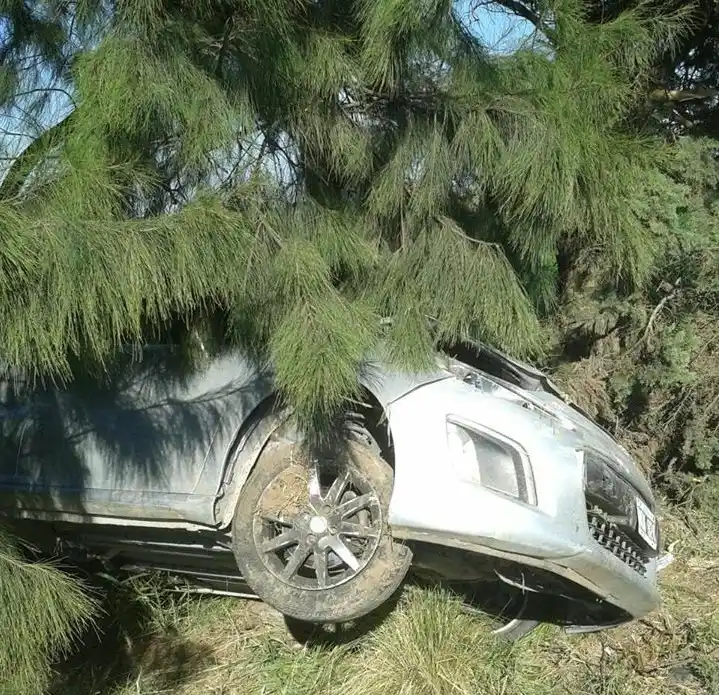 Joven de Libertador San Martín derrapó con su auto y terminó incrustado en un pino