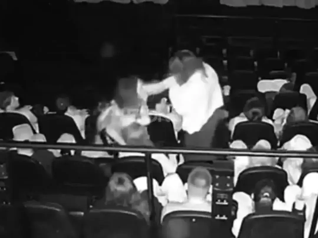 Difunden un nuevo video de la escandalosa pelea y ataque con gas pimienta en el cine