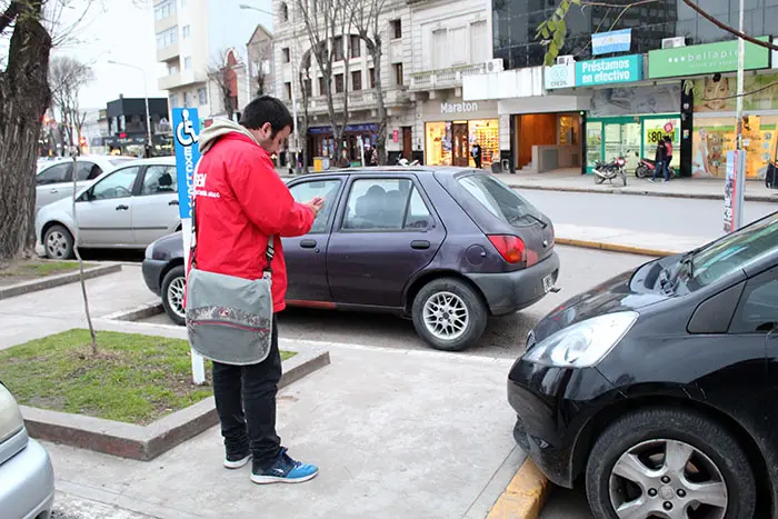 Con quejas, vuelve a funcionar el estacionamiento medido