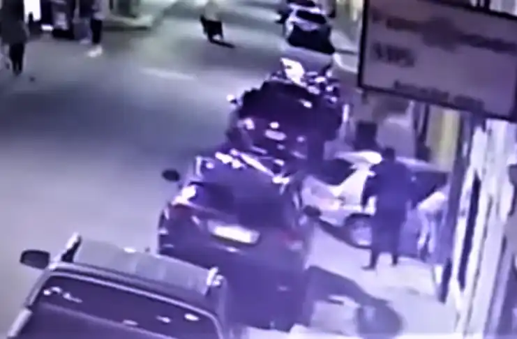 El joven que estrelló su auto contra el boliche había recibido antes una feroz golpiza de dos minutos por 4 patovicas