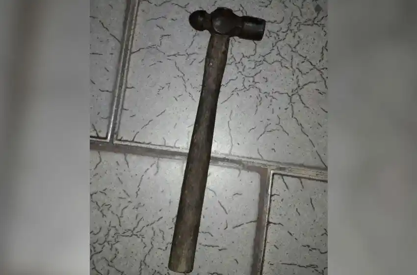 Detenido mientras robaba con un martillo