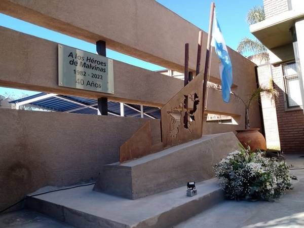 Monumento a los Héroes de Malvinas en el frente del edificio de la UTN. Foto: Gentileza