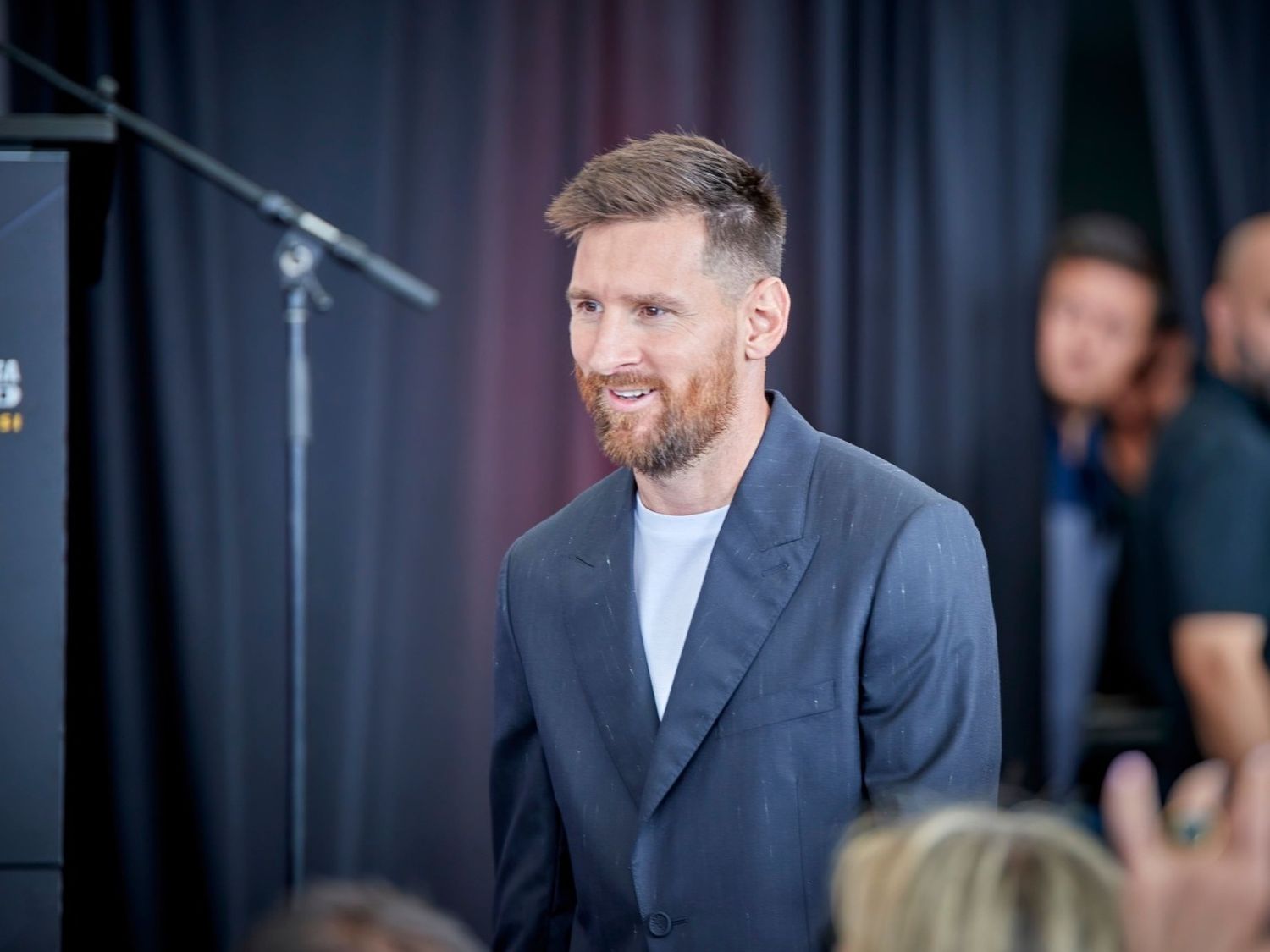 El jugador en una ceremonia de premiación