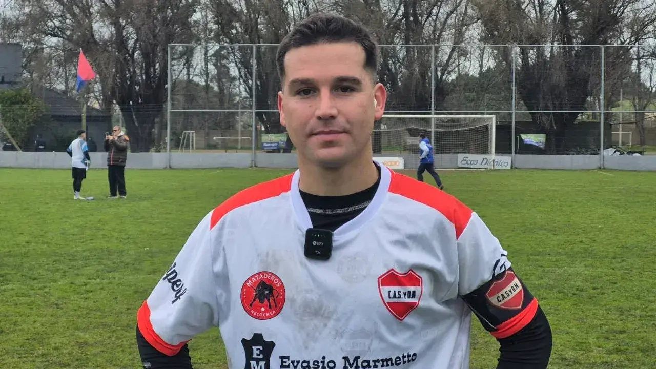 Capitán y figura. Juan Muguiro, clave con su gol para la victoria de Mataderos