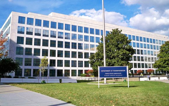 La FAA promueve eliminar el plomo de los combustibles de aviación para 2030
