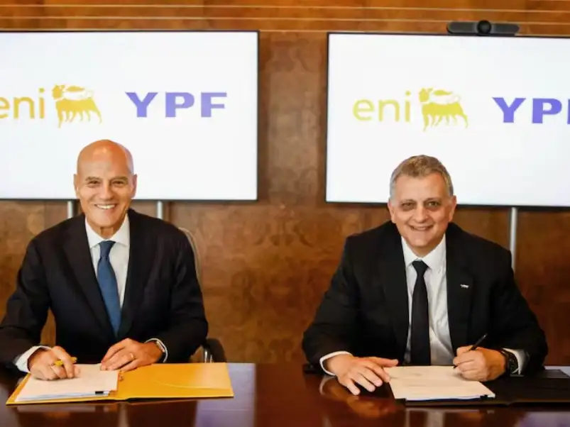 El CEO de YPF, Horacio Marín, junto a su par de ENI, Claudio Descalzi.