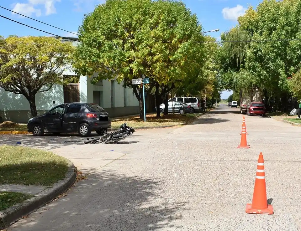 Motociclista lesionado al chocar con un automóvil