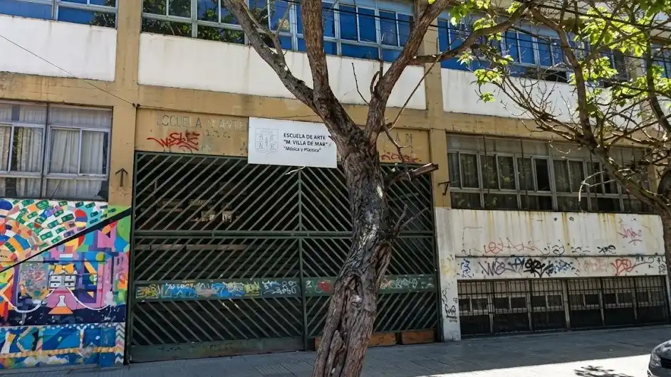 Las autoridades sanitarias establecieron contacto directo con la escuela y coordinaron reuniones informativas con directivos, docentes, familias y estudiantes.