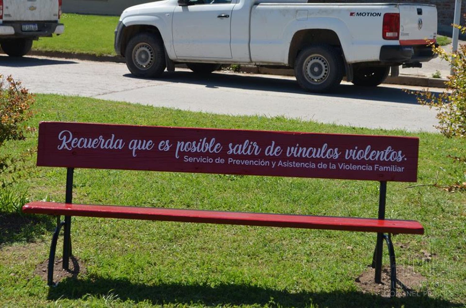 Coronel Pringles ya tiene su "banco rojo" para concientizar sobre la violencia de género