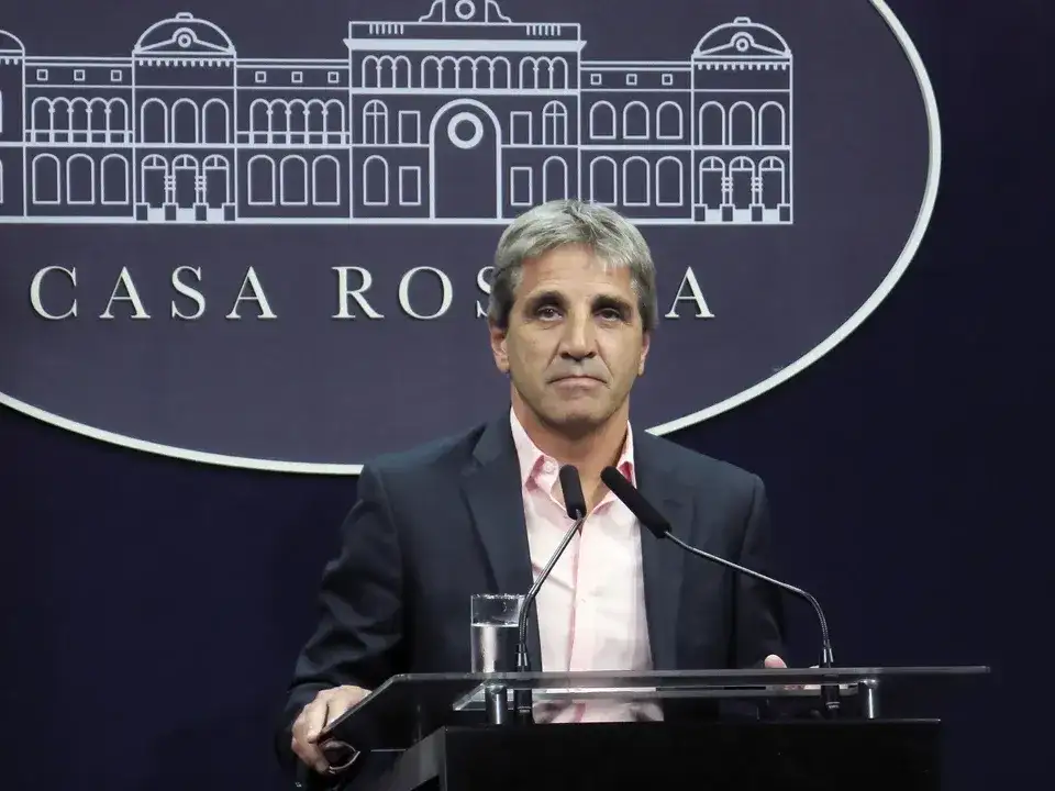 Pago de deuda y compra de dólares: los mensajes de Luis Caputo en redes que buscan tranquilizar al mercado