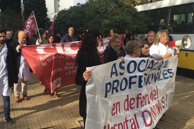 La Plata: Profesionales de la salud dieron un abrazo simbólico al Hospital de Niños