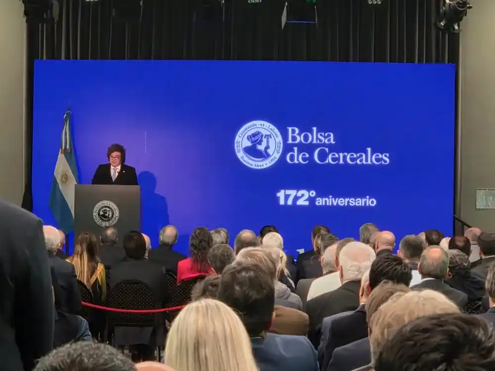 Milei anunció una baja de las retenciones inmediata al trigo y la cebada y desde enero también a la soja