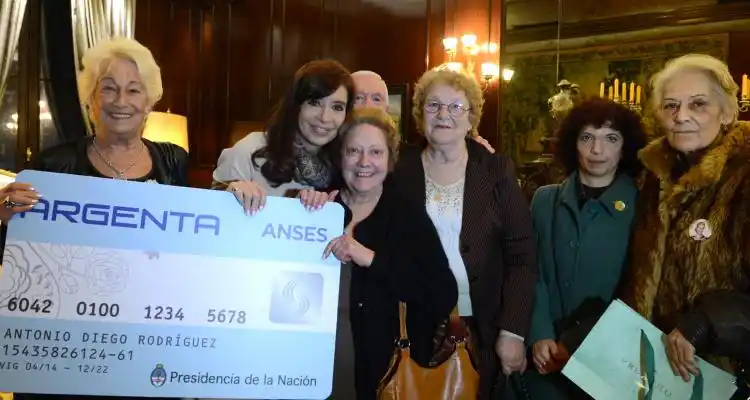 Entregan tarjetas de identificación para jubilados y pensionados