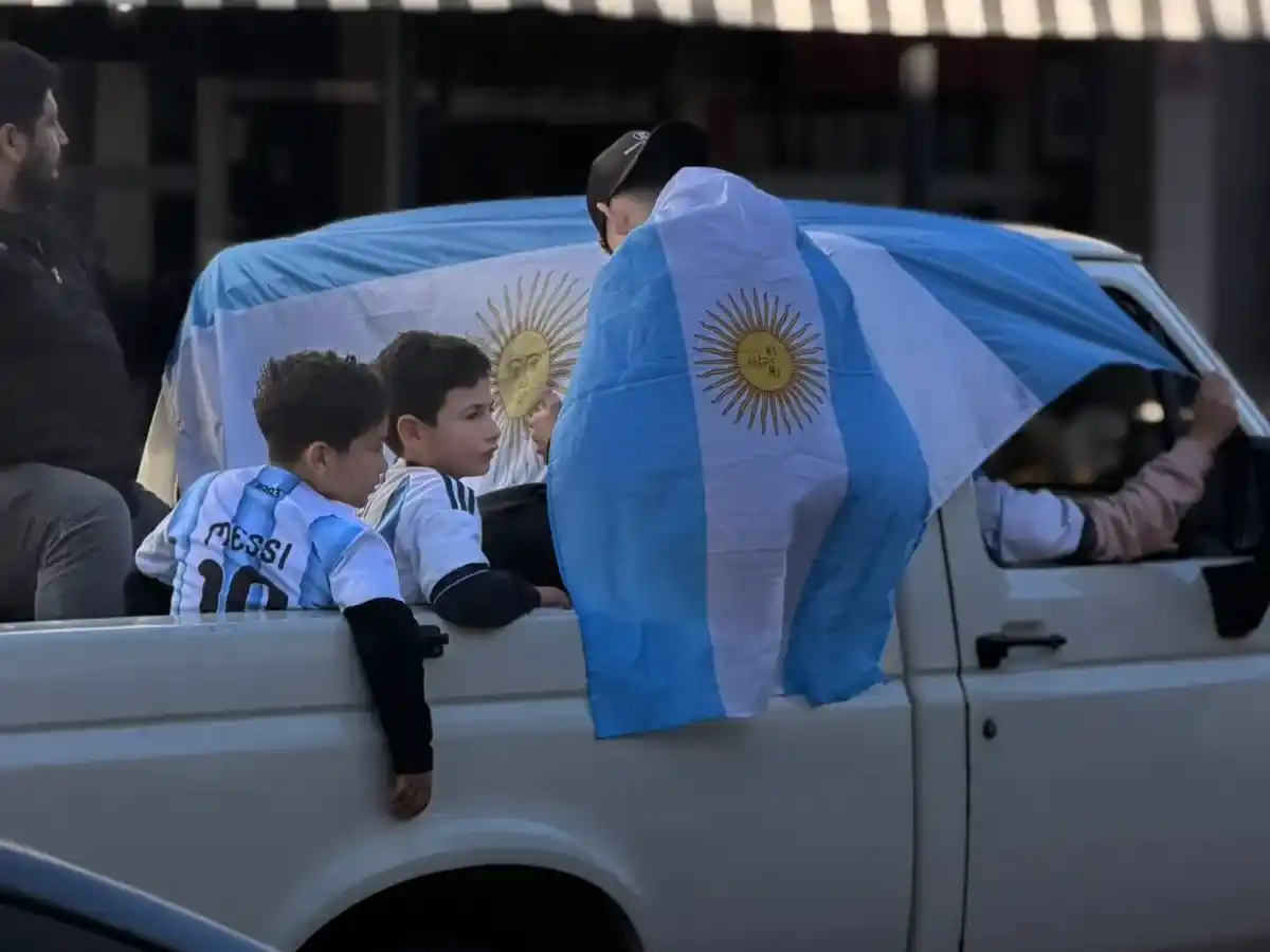 sampedrinos festejan el triunfo de la selección argenitina en el centro de la ciudad