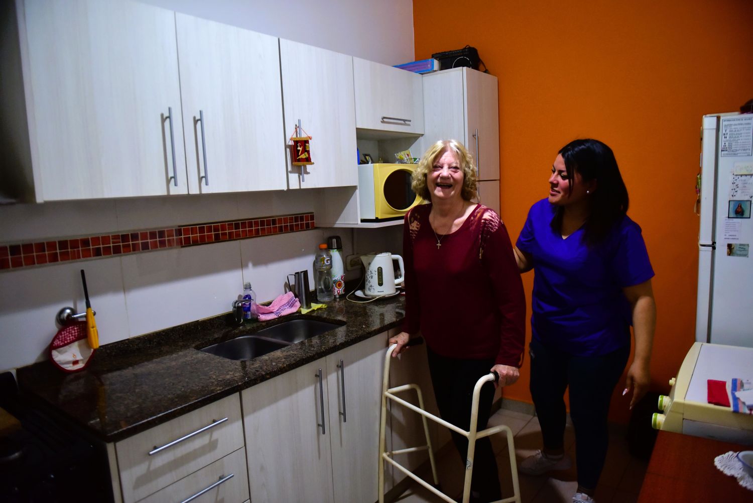 Silvia y Carolina juntas en la cocina, son como familia y se brindan cariño mutuamente