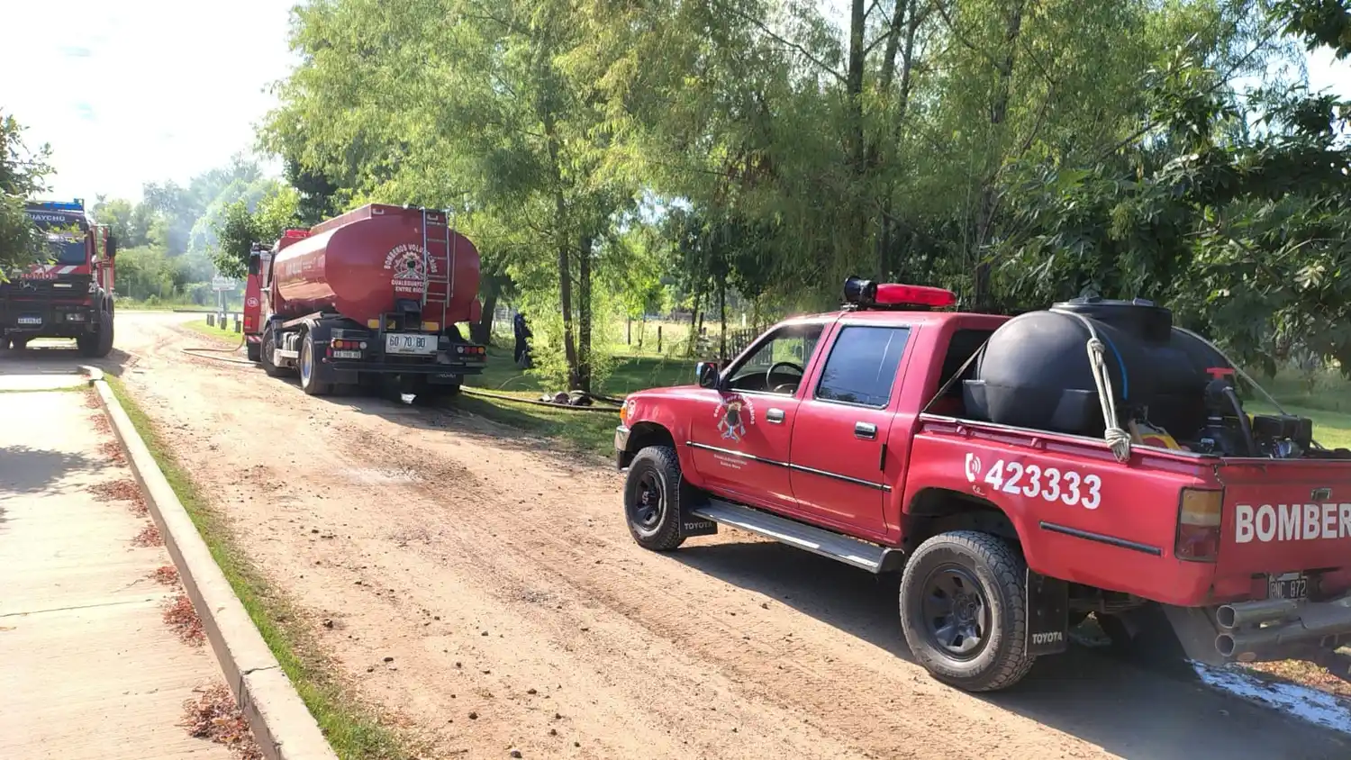 Varias dotaciones de bomberos lograron controlar el incendio en Camino de la Península