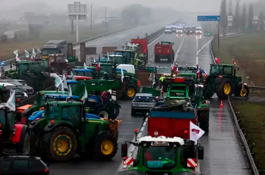 Qué piden los agricultores que tomaron Bruselas con sus tractores: “Hay que terminar con las leyes locas de la Comisión Europea”