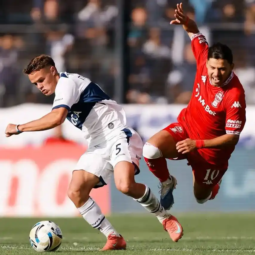 Huracán golpeó a Gimnasia en el Bosque.