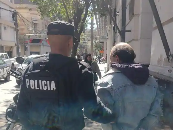 Detuvieron en zona noroeste a un hombre por maltrato animal: tenía dos perros en mal estado de higiene y salud