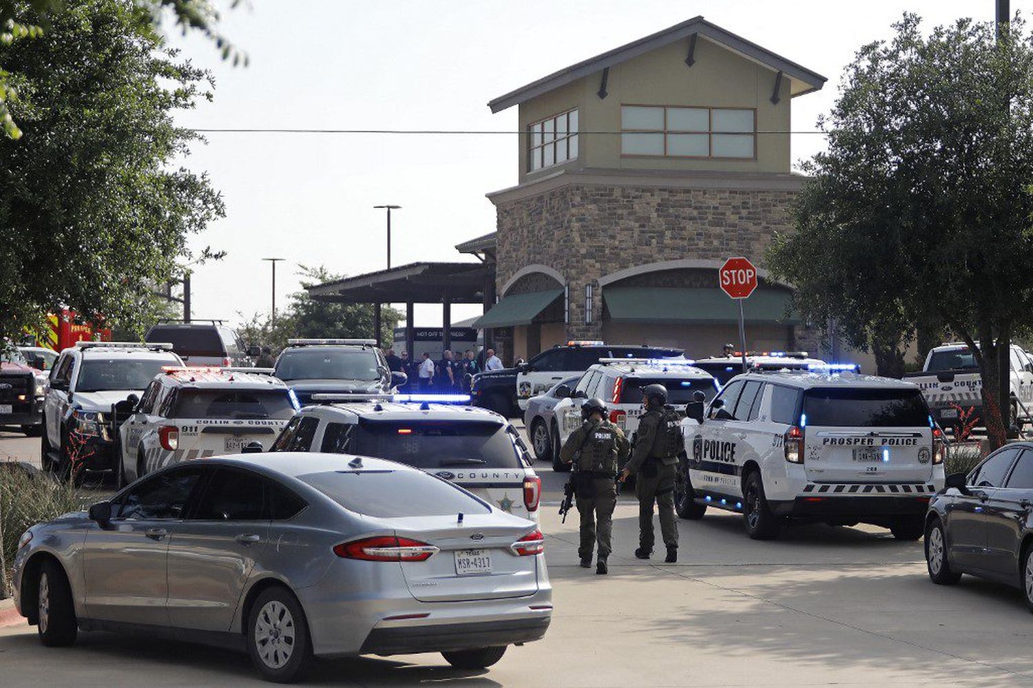 ¡NEUTRALIZADO POR UN POLICÍA! Tirador que mató a 7 personas en mall de Texas habría actuado solo