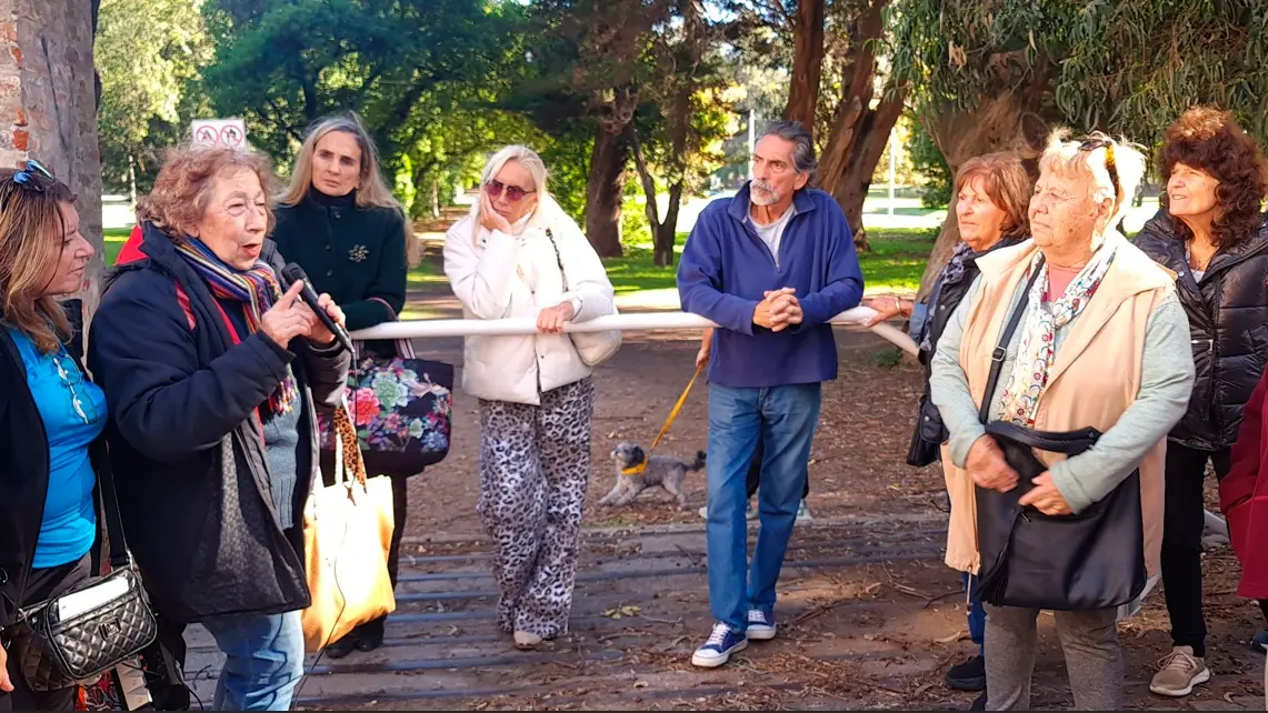 Tarde soleada. Para el intercambio y paseo por el Parque