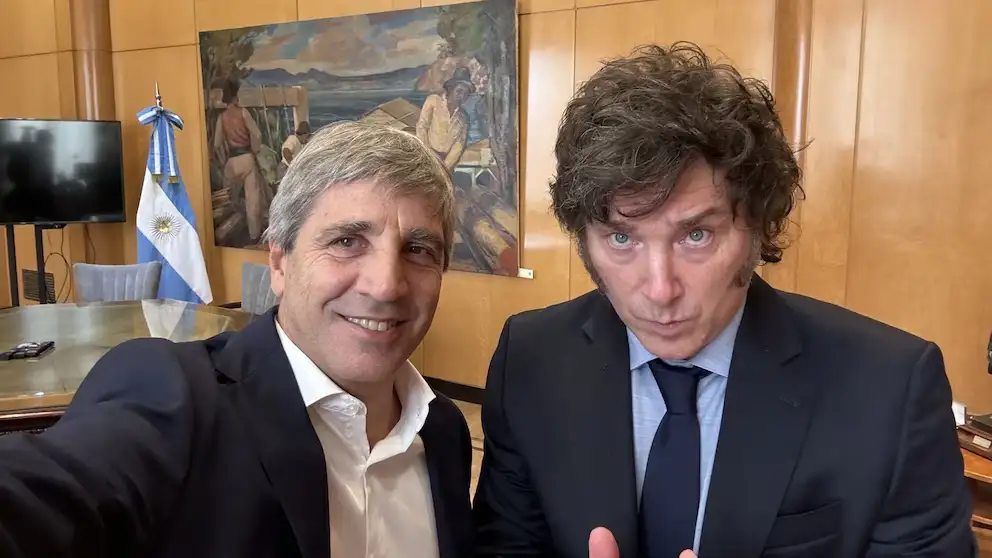 Javier Milei y Luis Caputo durante un encuentro en el Ministerio de Economía.