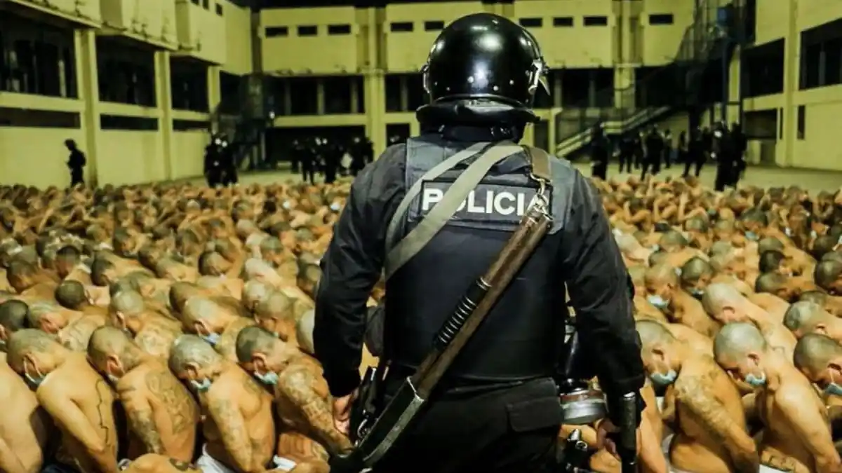 BAJO FUERTES MEDIDAS DE SEGURIDAD trasladan a primeros 2.000 pandilleros a megacárcel en El Salvador