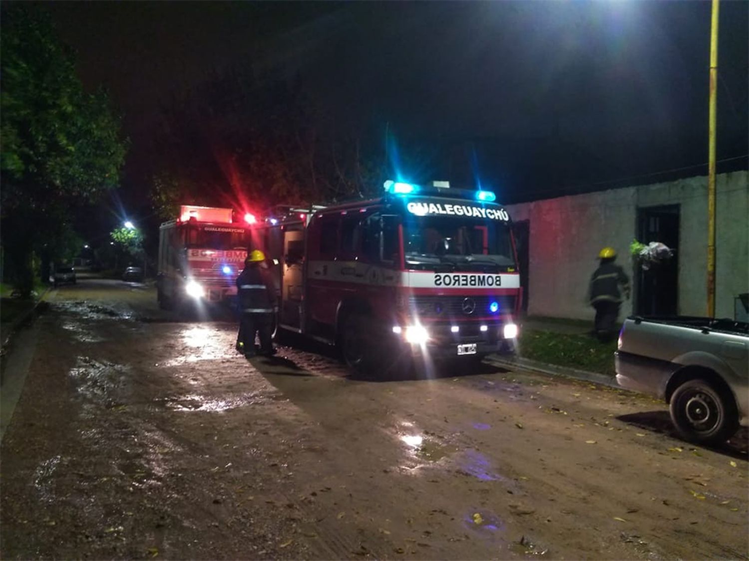 Intensa labor de los Bomberos  Voluntarios durante la madrugada