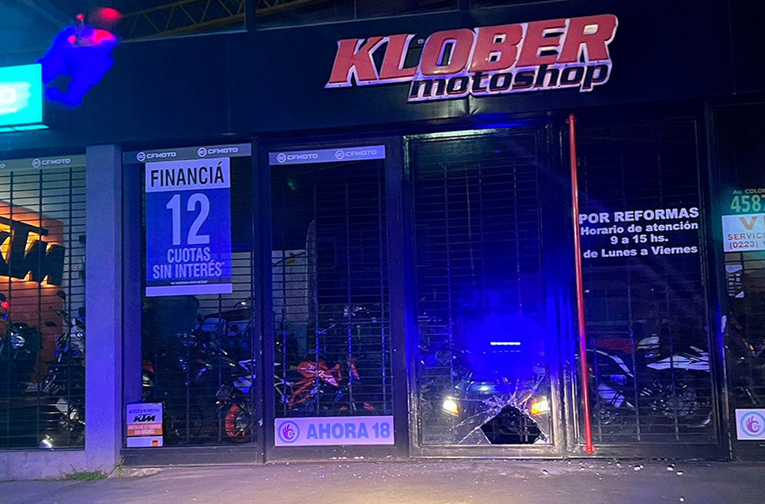 Rompió vidrieras de concesionarias y se llevó un casco, guantes para moto y herramientas