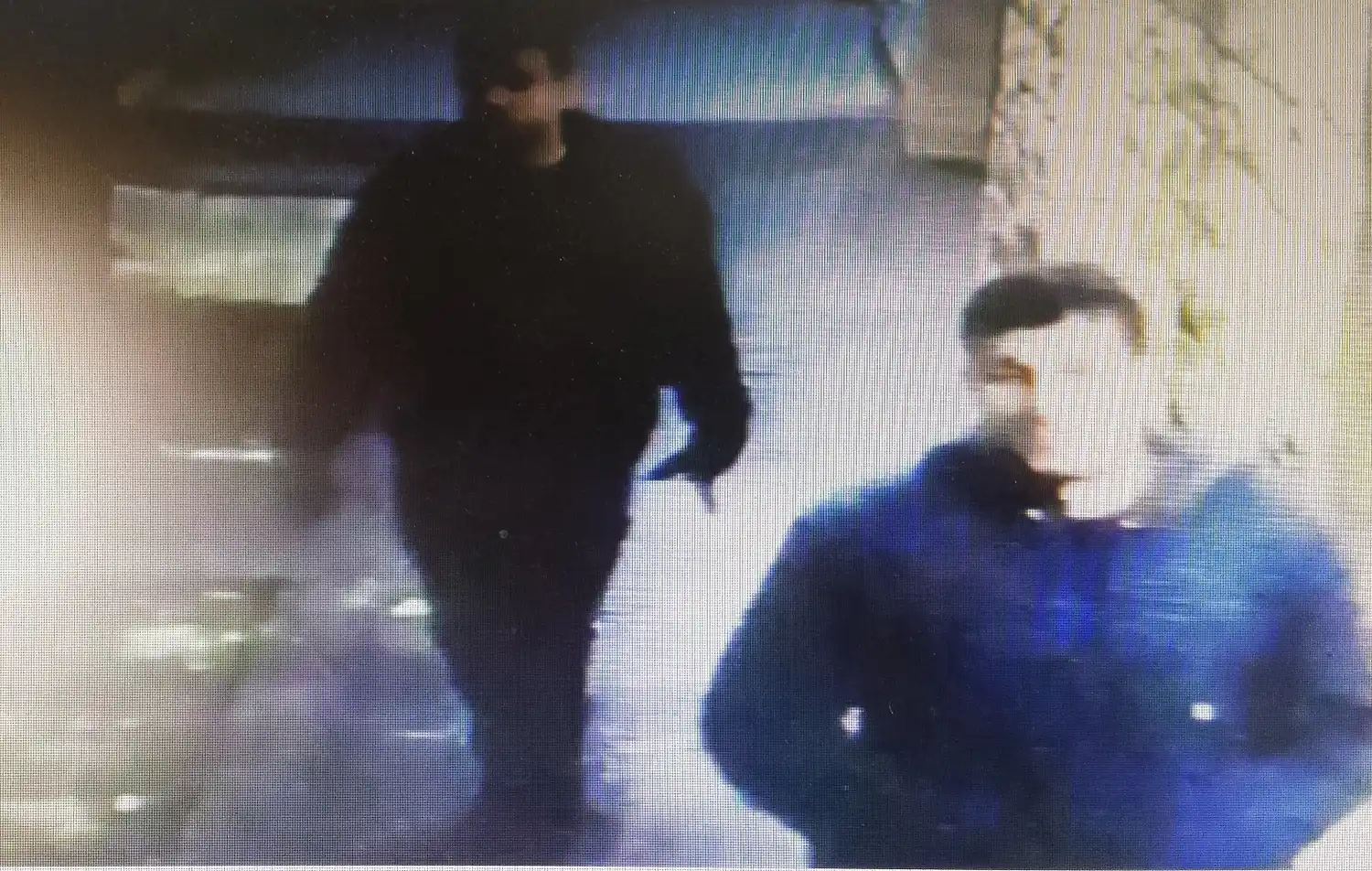 Difunden imágenes de delincuentes buscados por el robo a una anciana