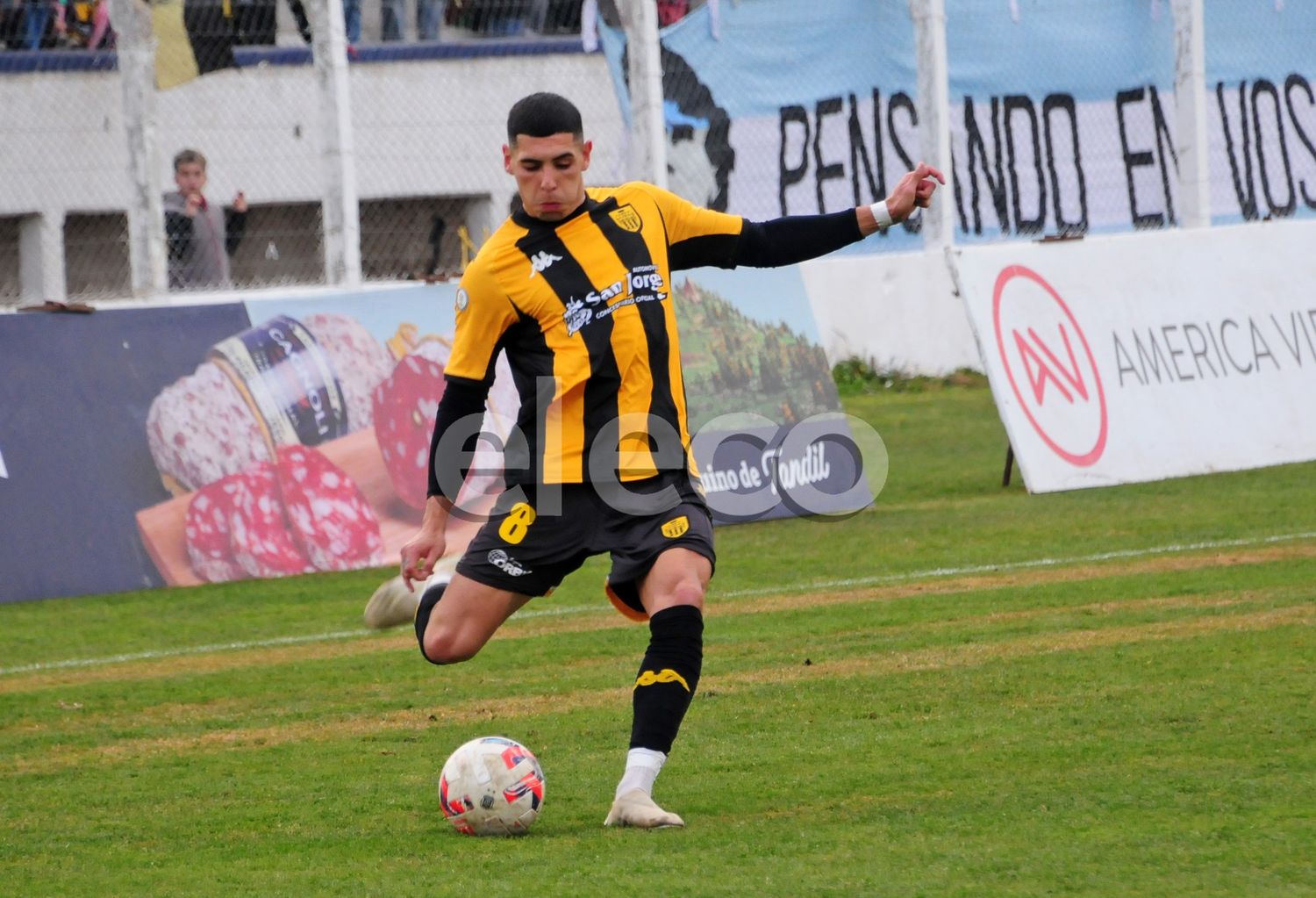 Sayago viene jugando como titular en Santamarina.