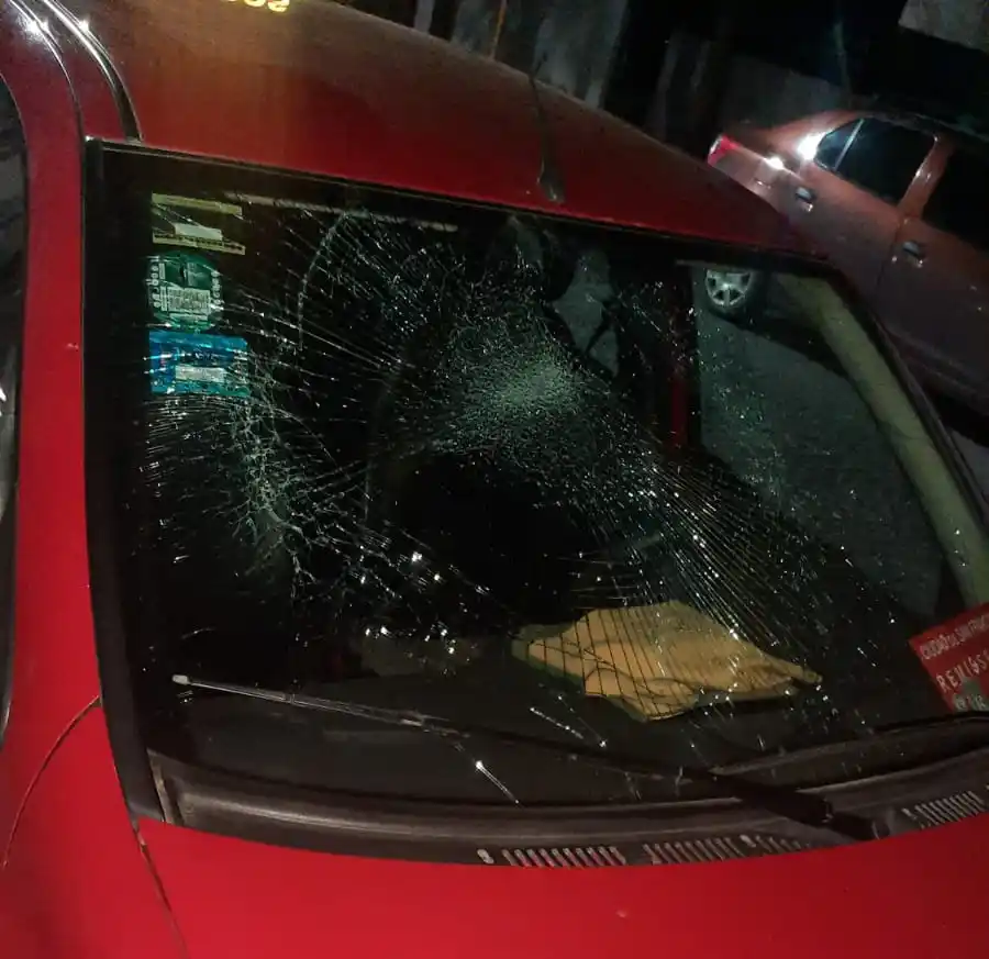 El remis sufrió daños en el parabrisas.