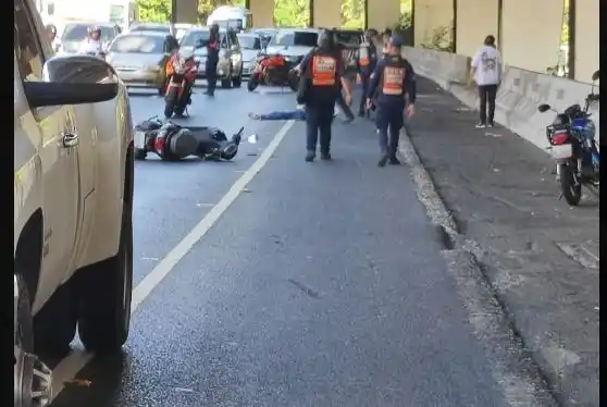 ACCIDENTE MORTAL EN LA FRANCISCO FAJARDO: mujer pierde la vida tras chocar su moto contra una camioneta