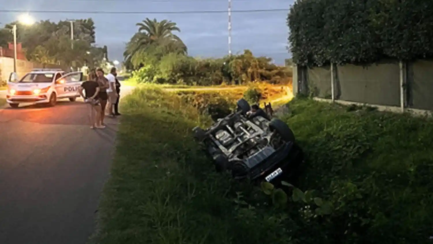 La camioneta cayó sobre el profundo zanjón de calle Caseros, a pocos metros de Noseda.
