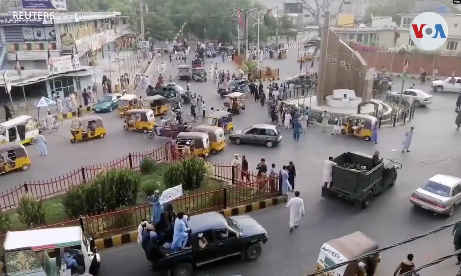 «Un gobierno del talibán significa que las mujeres no existen»: refugiada afgana