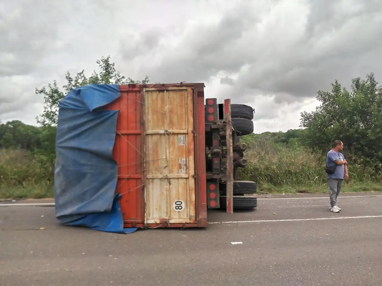 Despiste y vuelco de camión en la ruta provincial N° 26