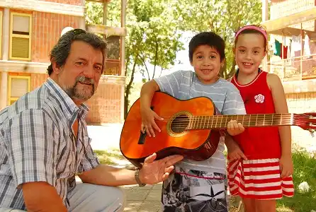 La Solapa y ElDía hicieron entrega de dos guitarras