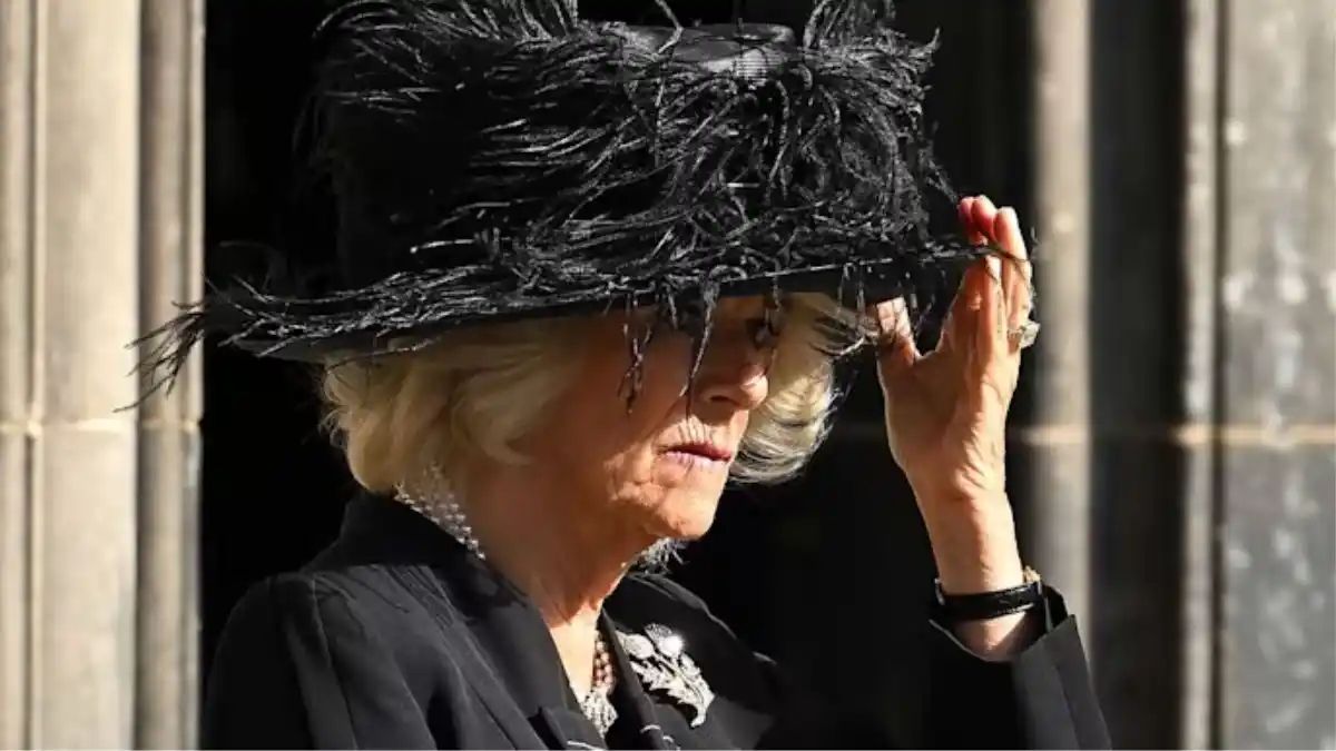 La reina Camilla lució un broche de brillantes de Isabel II en el cortejo fúnebre